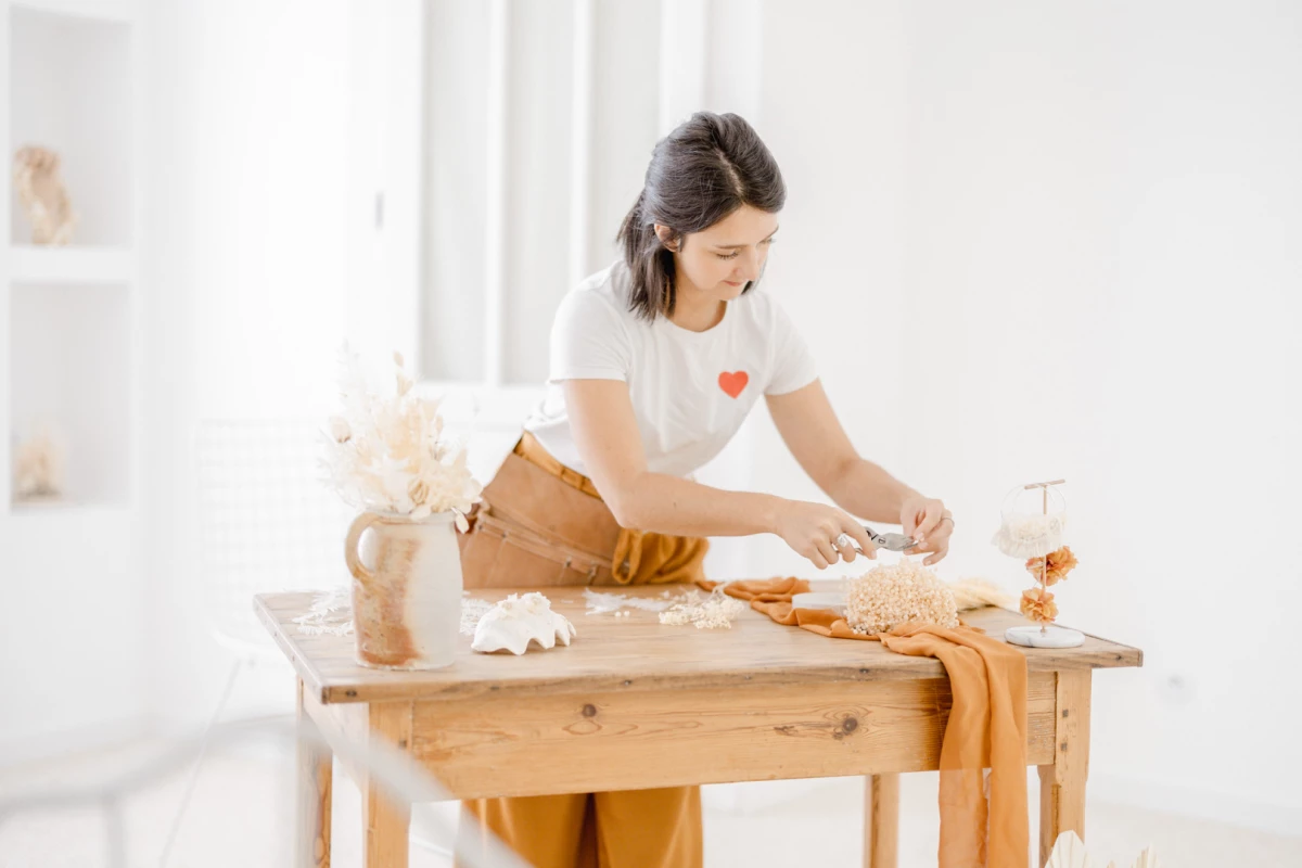 main poignet nourriture beige gris