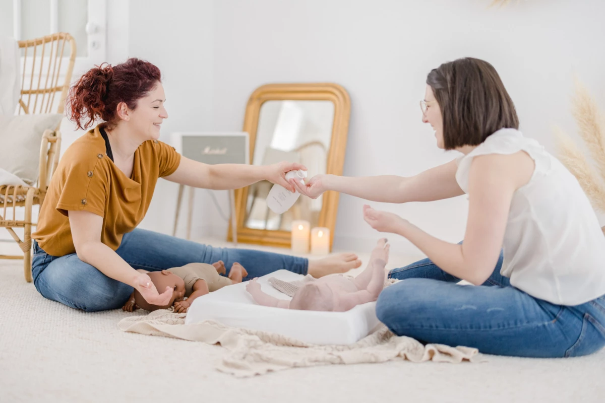 poignet se tenir la main geste bonheur gris