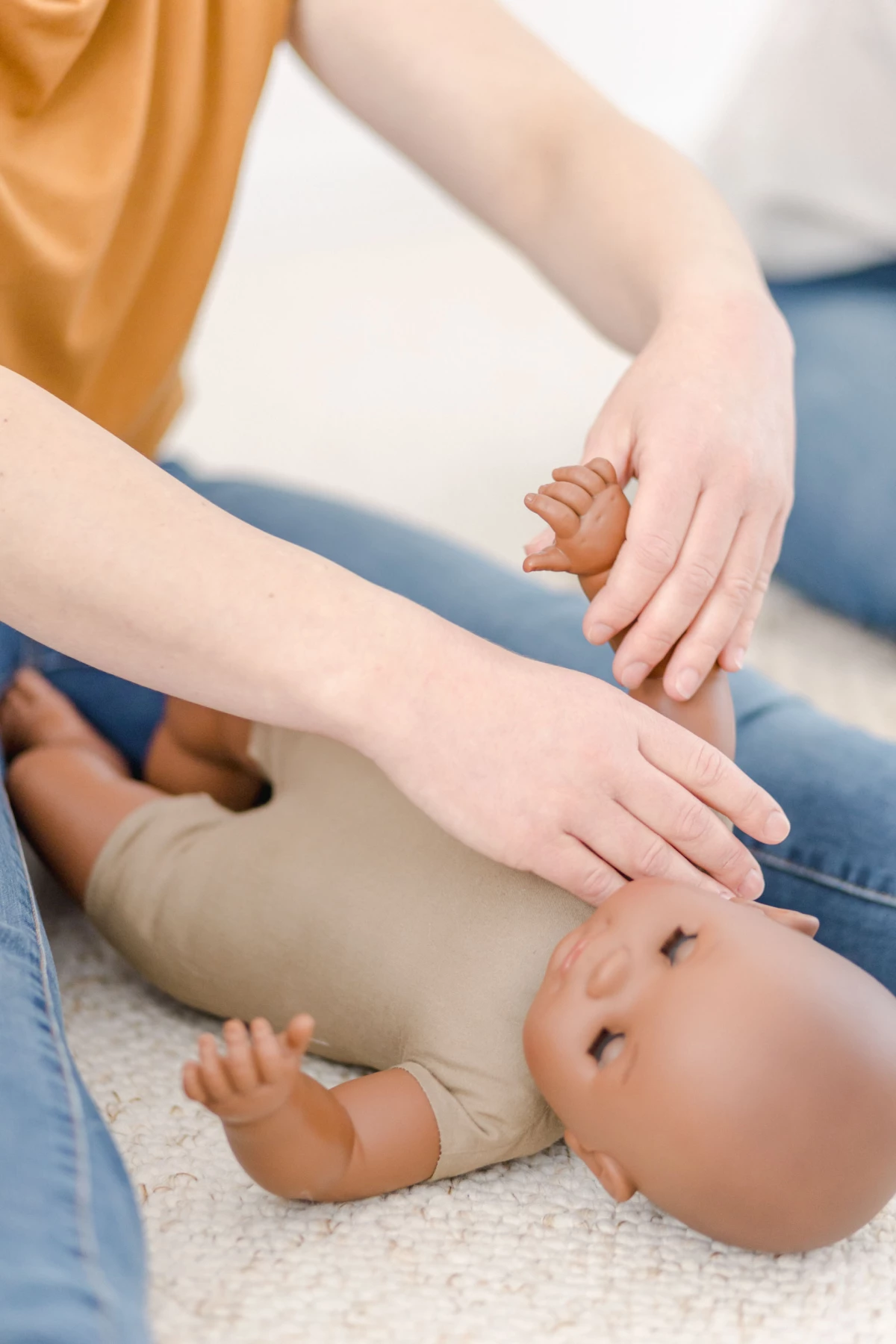 enfant poignet geste marron gris